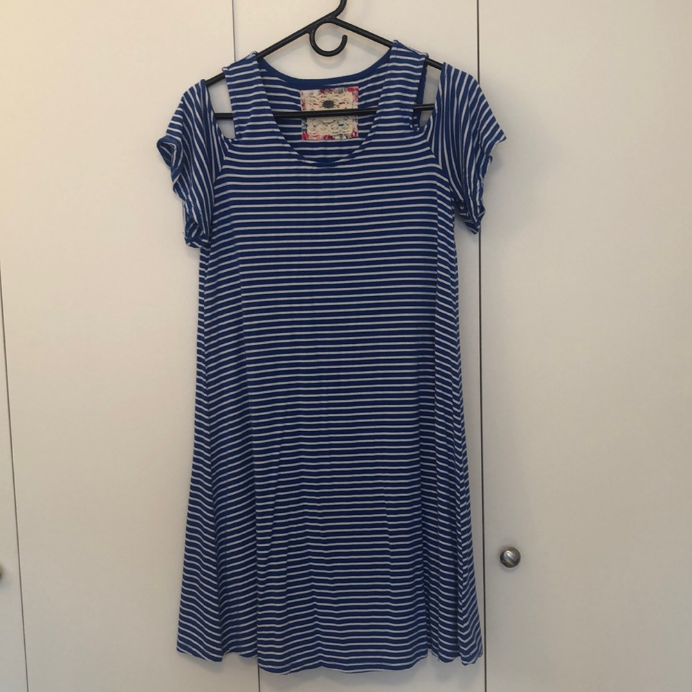 Small striped dress with cutout sleeves